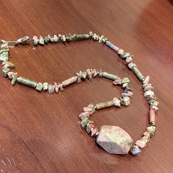 Vintage stone look beaded necklace - Picture 2 of 4